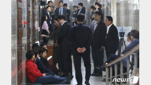 “패스트트랙 저지”…한국당, 사개·정개 특위 회의장 점거