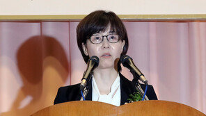 이미선 헌법재판관 임명장…배우자, 주식 전부 매각