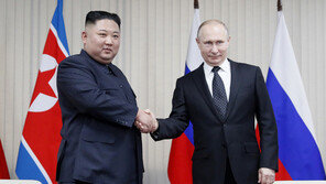 김정은-푸틴 단독회담 종료 “한반도 정세 의견 교환”