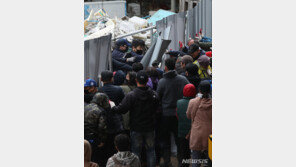 노량진 구시장, 강제집행 또 충돌…“누구 한명 죽어야 끝난다” 몸싸움