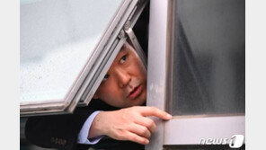 채이배 의원 “한국당 의원들에 감금 상태 …창문 뜯어서라도 나갈 것” 