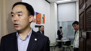 한국당 의원들 채이배 소파로 ‘감금’…6시간 만에 탈출