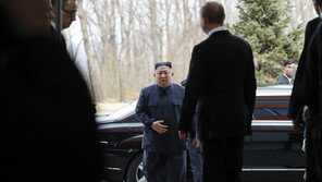 김정은, ‘지각 대장’ 푸틴보다 30분 늦게 도착…기싸움?