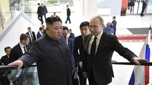 김정은-푸틴 만찬 화기애애…“친선관계 강화” “북미회담 지지”