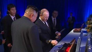 김정은-푸틴 나란히 ‘장검’ 선물로 교환…“절대적 힘 상징”