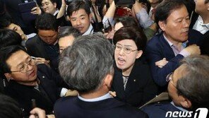 ‘패스트트랙 법안 접수’ 의안과 앞 아수라장…국회, 경호권 발동