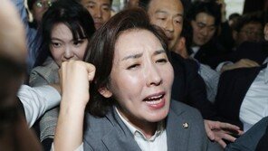 한국당-경호팀 충돌…몸싸움에 비명 난무, 병원 실려가기도