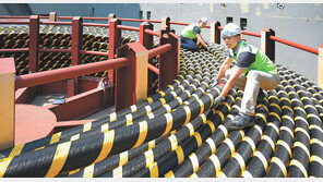 턴테이블에 실린 2400t 해저케이블 300m 이동 장관