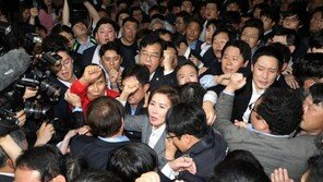 감금·몸싸움·반말·조롱까지…동물이 된 막장 국회, 민낯 공개