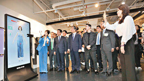 거울 통해 맞춤옷 제작 ‘위드인 24’ 오픈