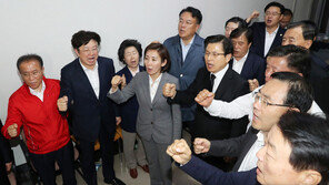 ‘빙부상’ 황교안 자정 넘어 국회 찾아 “자유민주주의 지키자”