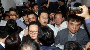 여야, ‘동물국회’ 밤샘대치 끝 ‘휴전’…민주당 “불상사 우려해 일단 철수”