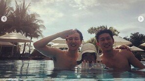 ‘열혈사제’는 포상휴가中…고준, 김남길·김성균·이하늬와 인증샷