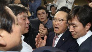 밤샘 육탄전 벌인 여야, 국회법 놓고 ‘위법’ 공방