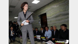 ‘빠루’ 들고 나타난 나경원…“오늘도 가열차게 투쟁”