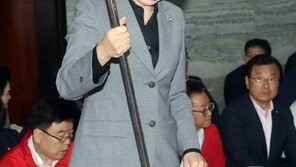 뺏은 ‘빠루’ 든 나경원 “할 수 있는 수단 다해 오늘도 온몸으로 막겠다”