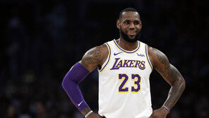 르브론 제임스, NBA 유니폼 판매 1위…커리 따돌렸다