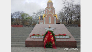김정은, 러시아 전몰용사 추모시설 헌화…동선 ‘오락가락’