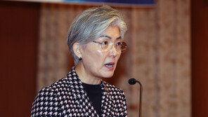 강경화, 신입 직원들에 “프로페셔널리즘 사명감 가져달라”