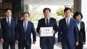 패스트트랙 극한 대치 속 민주-한국, 고소·고발 ‘장외전’