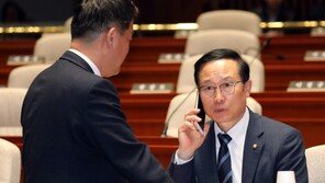 민주 “정상화” 한국 “날치기”…패스트트랙 제출에 엇갈린 희비