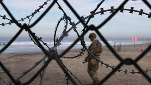 美국방부, 남부국경서 군의 이민자 접촉금지 규정 완화