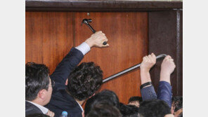 11년 만에 등장한 ‘빠루’… 野 “폭거” 與 “우린 무관”