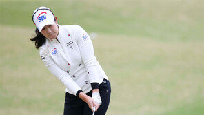 김아림 다부진 칩샷, 이정은과 공동 2위