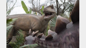 “이렇게 생생할 수가…” 뉴욕서 공룡 사파리 투어 개장
