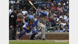 LA 다저스, 홈 33경기 연속 홈런 신기록…벨린저의 투런포