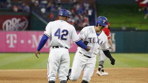 추신수, 9회 대타로 나서 동점 솔로포 ‘쾅’…시즌 2호