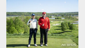 트럼프 “아베와 멋진 하루”…골프회동 사진 트위터 공개