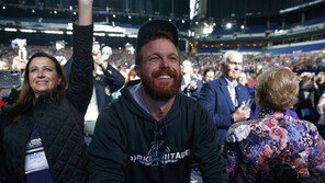 美남성, 트럼프 연설 무대 향해 휴대전화 던져 체포