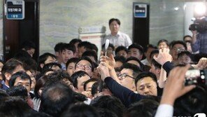 한국당 “홍영표 원내대표 등 17명 폭행혐의 고발장 제출”