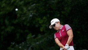 [속보]7타 차 뒤집은 신지애, JLPGA 후지산케이 레이디스 우승…시즌 2승