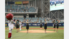 [청계천 옆 사진관]기내 방송처럼 주의사항 안내…승무원들의 단체 시구 퍼포먼스