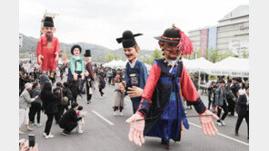 세종대로서 펼쳐진 ‘광화문 신산대놀이’ [휴일 한 컷]