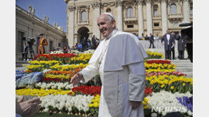 교황, 발 묶인 중남미 이민자들 위해 6억원 기부…“美 국경 닫혀”