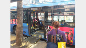 겨우 예약 성공해 탔더니 사람들 눈초리가…장애인 저상버스 동행해보니