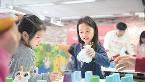 SK텔레콤, T월드 지점 갤러리로 단장… 청년작가 전시 지원 