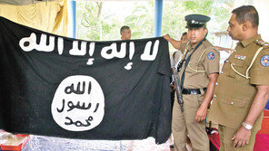 스리랑카 테러 용의자 은신처 급습… 15명 숨져