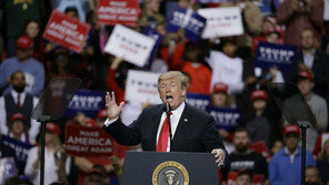 트럼프 “국경에 불법 이민자 몰려와 디즈니처럼 됐다”