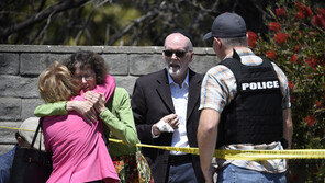 美의사, 유대교회 총기난사 현장서 응급조치 중 아내 죽음 발견