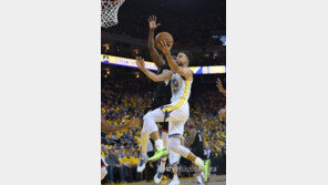 커리의 결정적 3점슛 한 방! 골든스테이트, 휴스턴에 1차전 승리