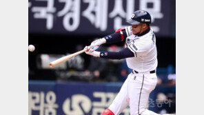 무서운 두산 페르난데스, S존에 들어오면 다 때린다