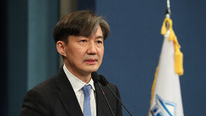 조국, 여야 대치 속 연일 ‘페이스북 정치’…정무수석도 가만 있는데, 왜?