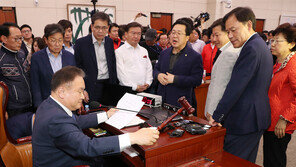 사개특위, 한국당 반발 속 개혁법안 가결…패스트트랙 지정