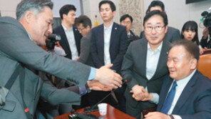 ‘자유한국당 해산 청원’ 100만 vs ‘민주당 해산’ 10만…총선 세대결 시작