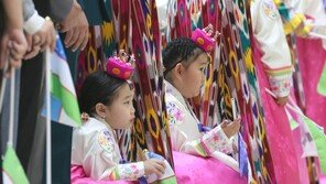 기다리는 건 힘들어…한복 조금 구겨져도 이해하겠지?