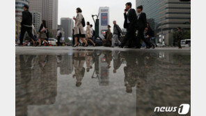 직장인 평균 월급 364만원, 3.3%↓…52시간제로 근로시간 줄어